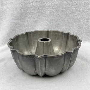 VTG Heavy Cast Metal Fluted Bundt Cake Pan 10”
